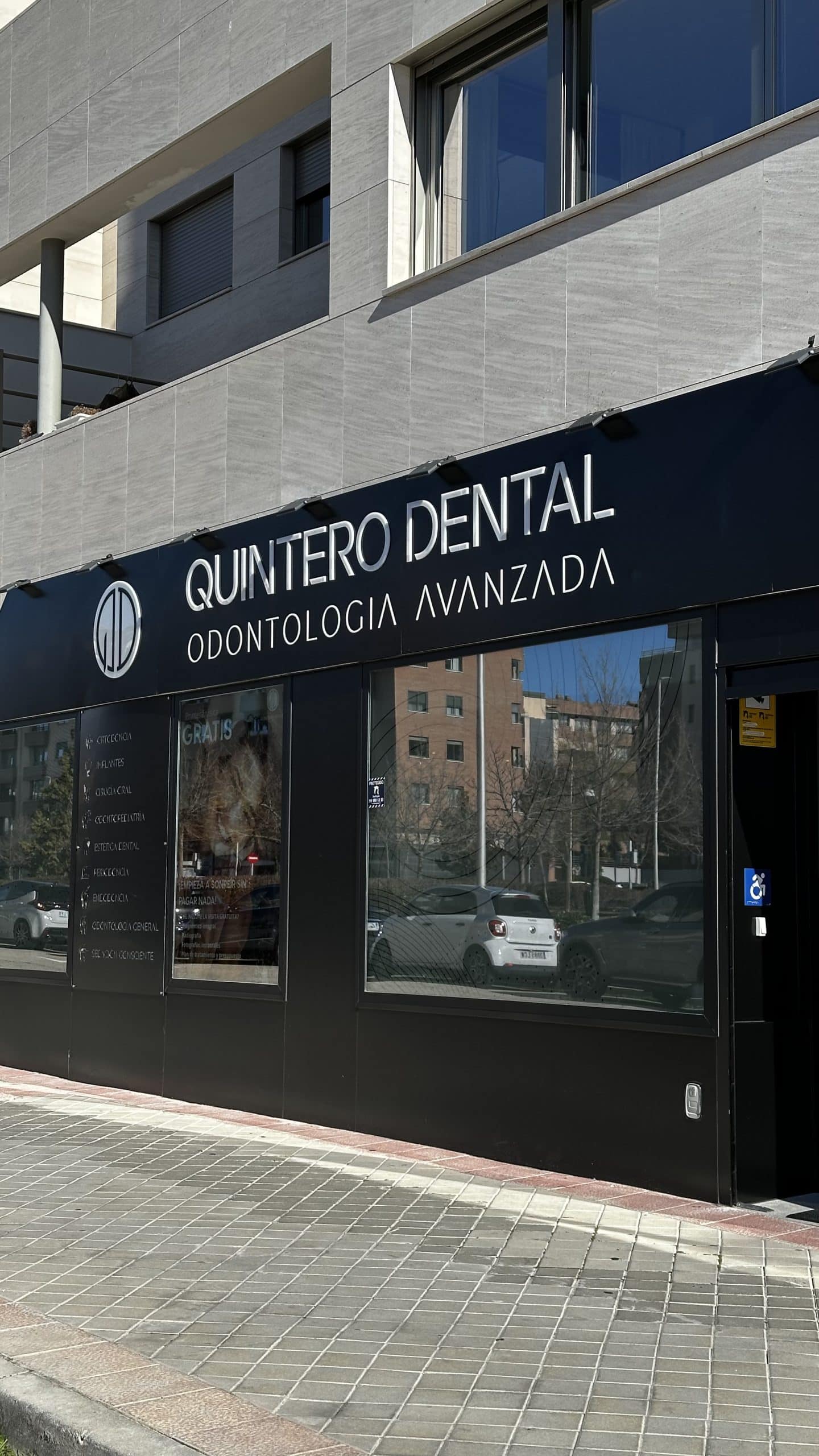 Fachada y entrada a la clínica de tu dentista en Las Tablas