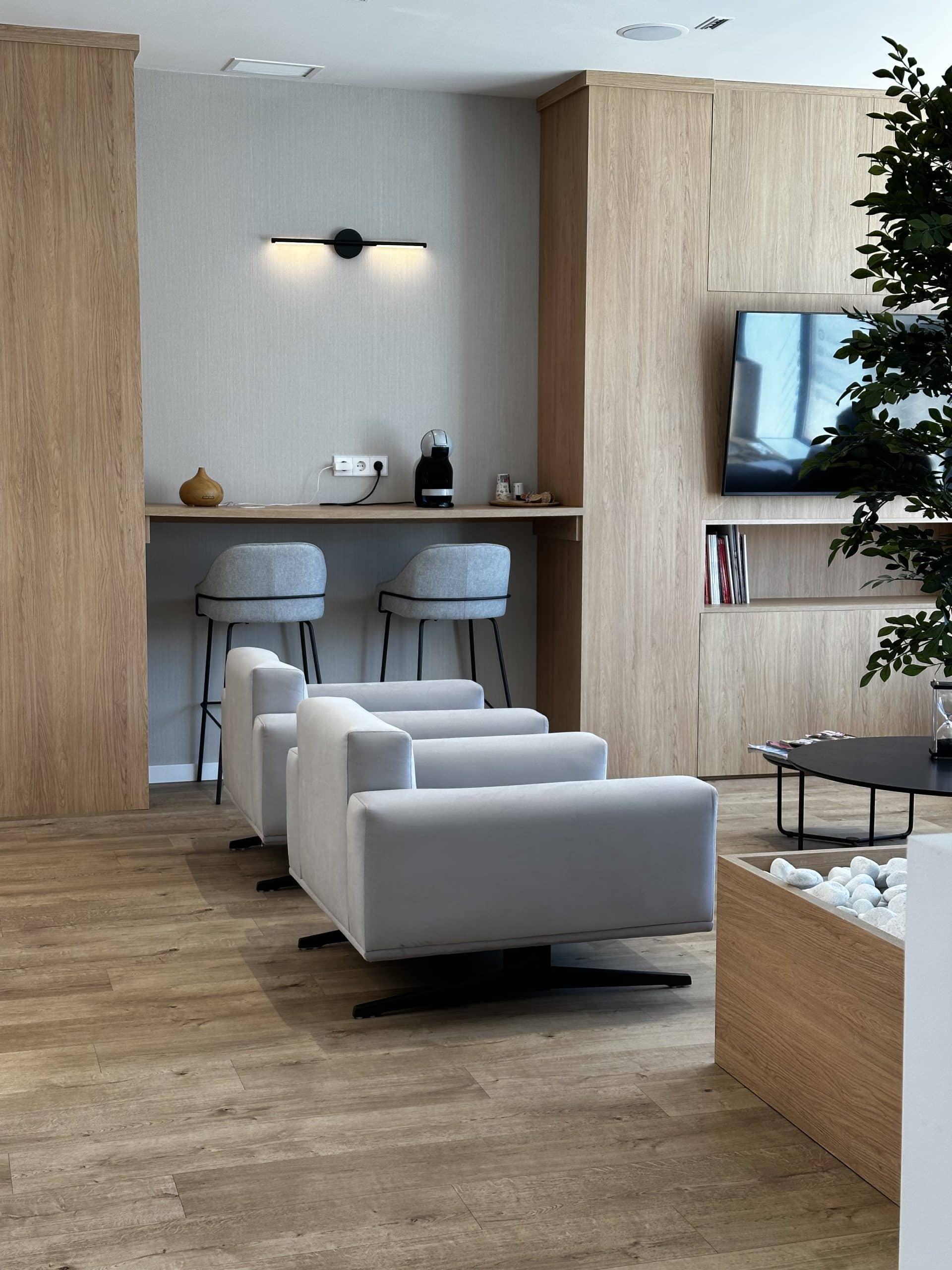 Moderna zona de relax en clínica odontológica de Madrid