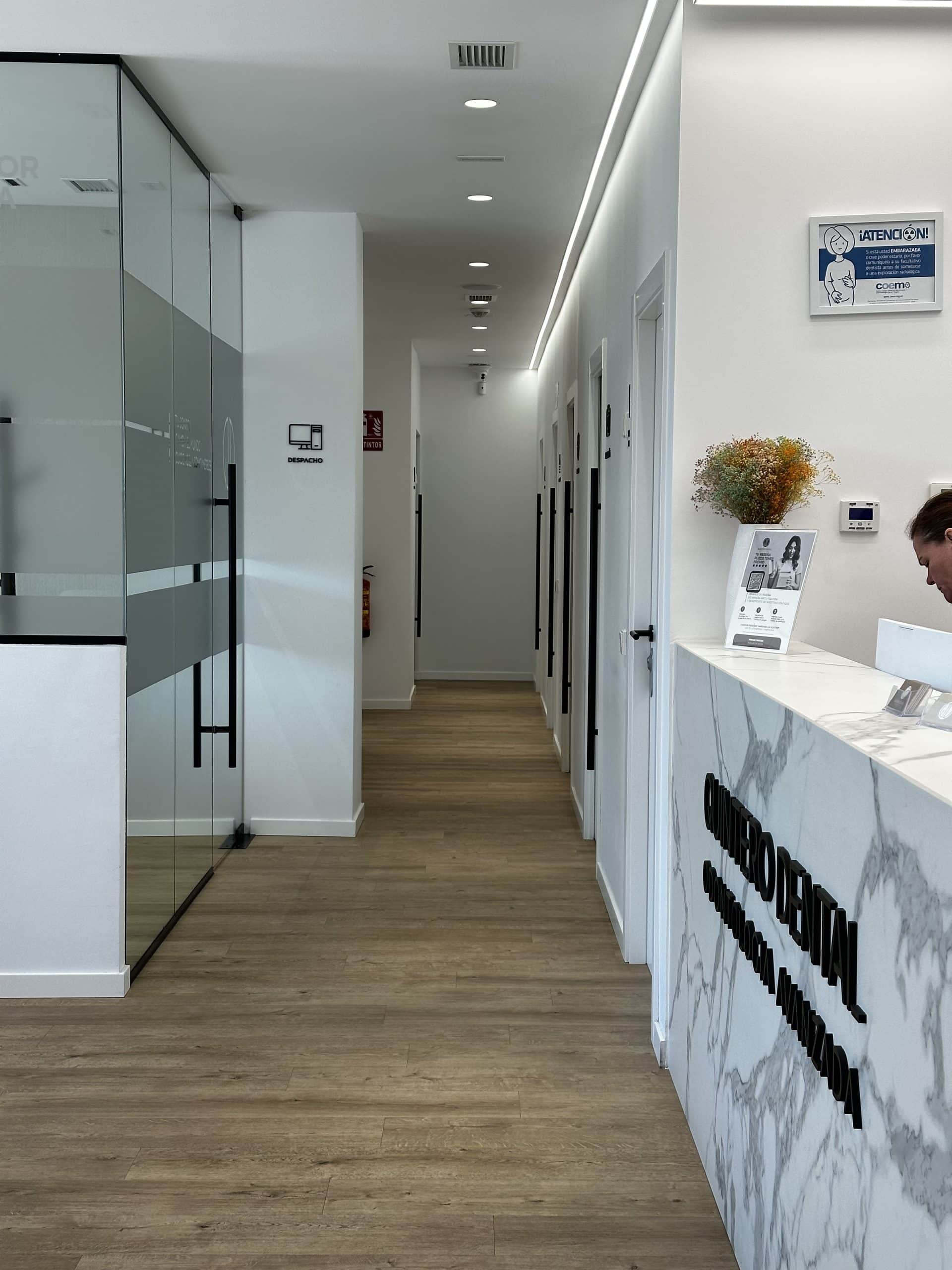 Mostrador de recepción en la clínica dental en Las Tablas