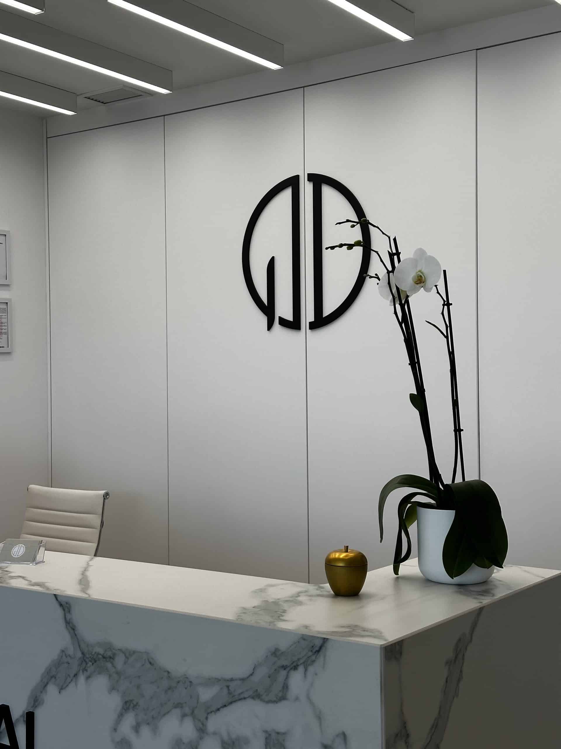 Letrero corporativo de Quintero Dental en Las Tablas